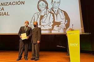 Imagen Dr. Rodríguez recogiendo premio DKV