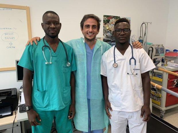 El Dr. García Lanzas junto a Misseu y Almame, dos alumnos de Guinea-Bisáu